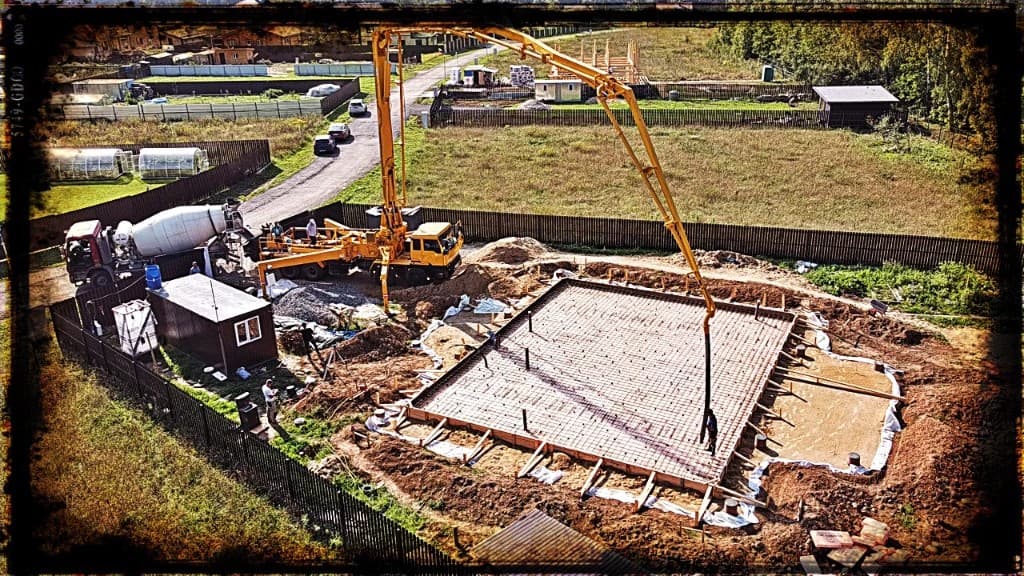 Заливка плитного фундамента 10×10 м бетононасосом